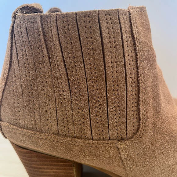 Dolce Vita Ankle Boot Bootie Size 8 Taupe Beige Suede Slip On Mid Heel 2.5. - Picture 3 of 14